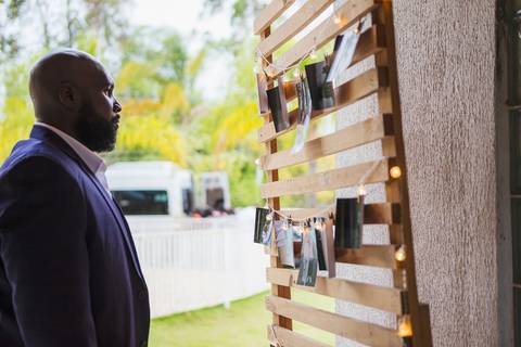 As melhores ideias e inspirações criativas de fotos de casamento do making of do noivo na Chácara Porto Fest'