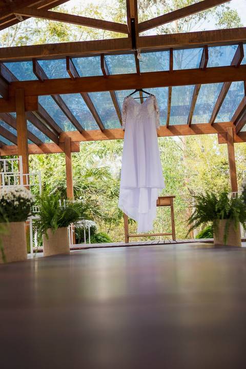 As melhores ideias e inspirações criativas de fotos de casamento do vestido da noiva na chácara Porto Fest'