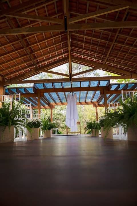 As melhores ideias e inspirações criativas de fotos de casamento do vestido da noiva na chácara Porto Fest'