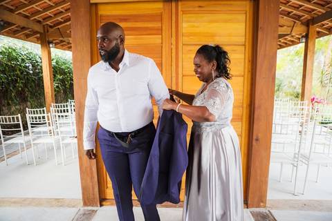 As melhores ideias e inspirações criativas de fotos de casamento do making of do noivo na Chácara Porto Fest'