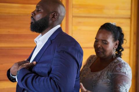 As melhores ideias e inspirações criativas de fotos de casamento do making of do noivo na Chácara Porto Fest'