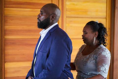 As melhores ideias e inspirações criativas de fotos de casamento do making of do noivo na Chácara Porto Fest'