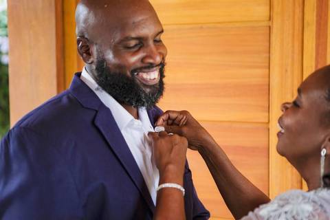 As melhores ideias e inspirações criativas de fotos de casamento do making of do noivo na Chácara Porto Fest'