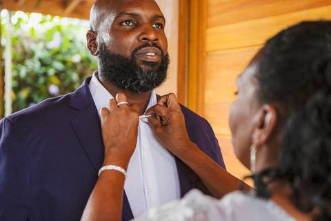 As melhores ideias e inspirações criativas de fotos de casamento do making of do noivo na Chácara Porto Fest'