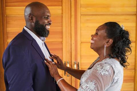 As melhores ideias e inspirações criativas de fotos de casamento do making of do noivo na Chácara Porto Fest'