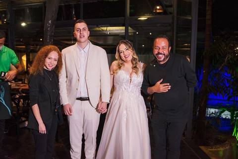 As melhores ideias e inspirações criativas de fotos de casamento dos noivos com Assessores no Restaurante Canto da Mata Forneria'