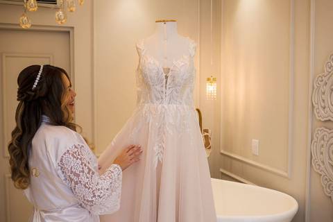 As melhores ideias e inspirações criativas de fotos de casamento do making of da noiva com o vestido no Studio Jéssica Seixas Beaut'