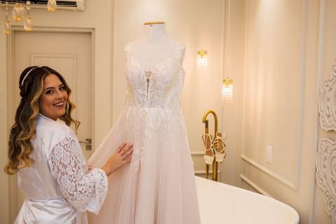 As melhores ideias e inspirações criativas de fotos de casamento do making of da noiva com o vestido no Studio Jéssica Seixas Beaut'