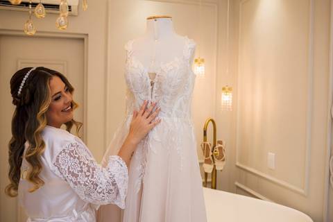 As melhores ideias e inspirações criativas de fotos de casamento do making of da noiva com o vestido no Studio Jéssica Seixas Beaut'