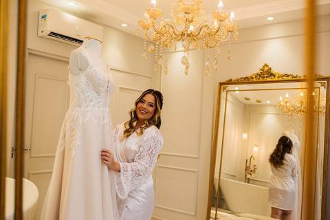 As melhores ideias e inspirações criativas de fotos de casamento do making of da noiva com o vestido no Studio Jéssica Seixas Beaut'