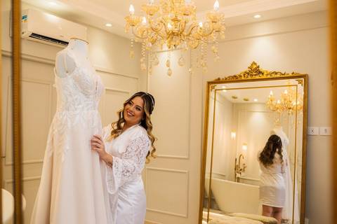 As melhores ideias e inspirações criativas de fotos de casamento do making of da noiva com o vestido no Studio Jéssica Seixas Beaut'