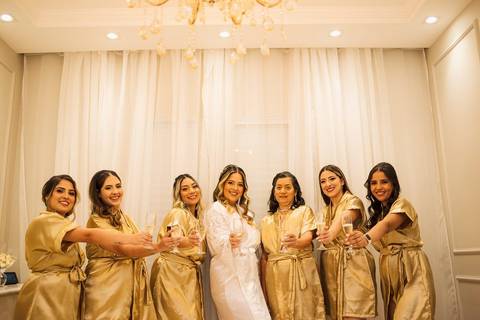 As melhores ideias e inspirações criativas de fotos de casamento do making of da noiva com as madrinhas no Studio Jéssica Seixas Beaut'