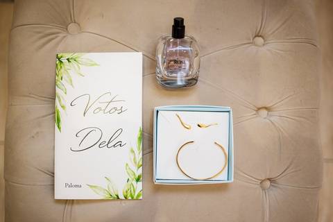 As melhores ideias e inspirações criativas de fotos de casamento do making of dos acessórios da noiva no Studio Jéssica Seixas Beaut'