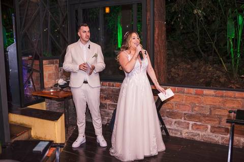 As melhores ideias e inspirações criativas de fotos de casamento dos votos dos noivos no Restaurante Canto da Mata Forneria'