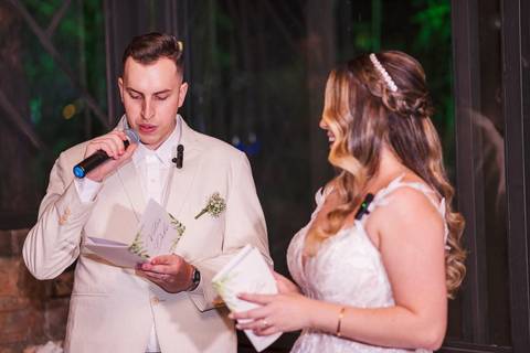 As melhores ideias e inspirações criativas de fotos de casamento dos votos dos noivos no Restaurante Canto da Mata Forneria'