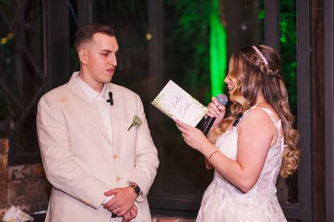 As melhores ideias e inspirações criativas de fotos de casamento dos votos dos noivos no Restaurante Canto da Mata Forneria'