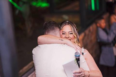 As melhores ideias e inspirações criativas de fotos de casamento dos votos dos noivos no Restaurante Canto da Mata Forneria'