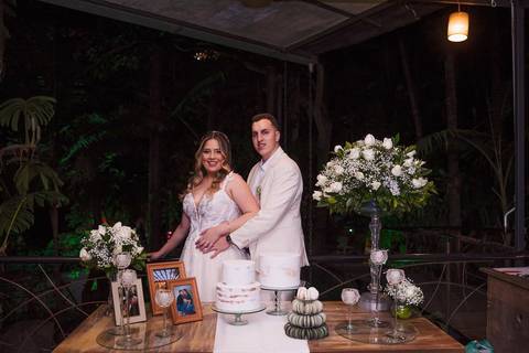 As melhores ideias e inspirações criativas de fotos de casamento dos noivos no Restaurante Canto da Mata Forneria'