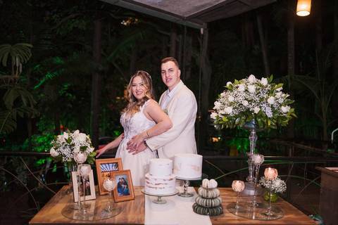 As melhores ideias e inspirações criativas de fotos de casamento dos noivos no Restaurante Canto da Mata Forneria'