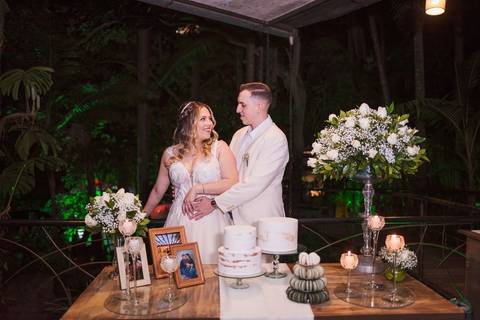 As melhores ideias e inspirações criativas de fotos de casamento dos noivos no Restaurante Canto da Mata Forneria'