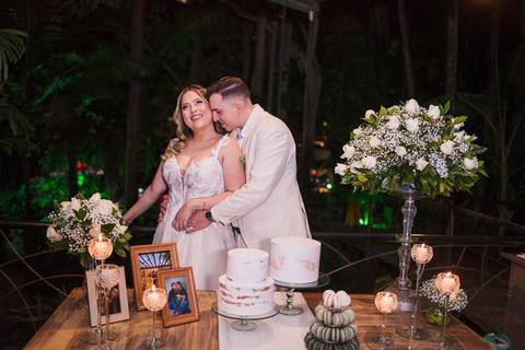 As melhores ideias e inspirações criativas de fotos de casamento dos noivos no Restaurante Canto da Mata Forneria'