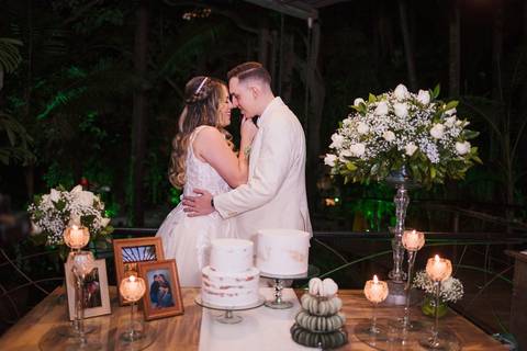 As melhores ideias e inspirações criativas de fotos de casamento dos noivos no Restaurante Canto da Mata Forneria'