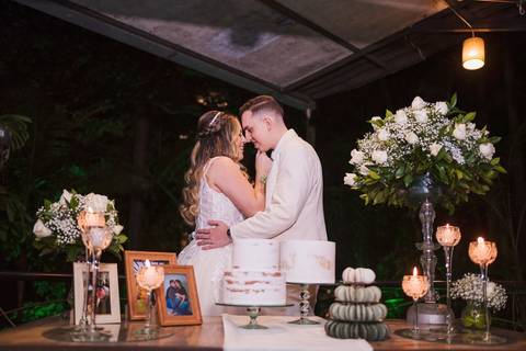 As melhores ideias e inspirações criativas de fotos de casamento dos noivos no Restaurante Canto da Mata Forneria'