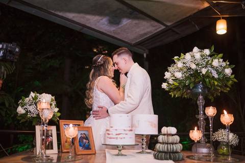 As melhores ideias e inspirações criativas de fotos de casamento dos noivos no Restaurante Canto da Mata Forneria'