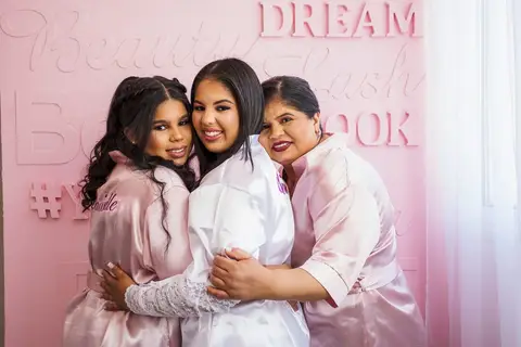 As melhores ideias e inspirações criativas de fotos de casamento do making of da noiva com a mãe e irmã no Yasmim Makeup'