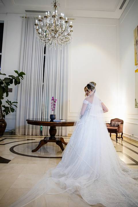 As melhores ideias e inspirações criativas de fotos de casamento do making of da noiva no Quality Suites Oscar Freire'