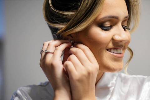 As melhores ideias e inspirações criativas de fotos de casamento do making of da noiva no Quality Suites Oscar Freire'