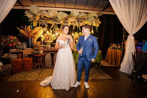 As melhores ideias e inspirações criativas de fotos de casamento dos noivos na recepção no espaço Carpe Diem'