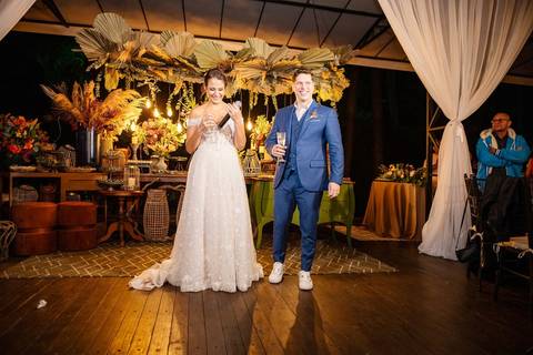 As melhores ideias e inspirações criativas de fotos de casamento dos noivos na recepção no espaço Carpe Diem'