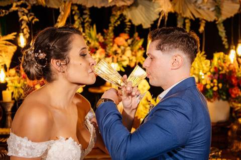 As melhores ideias e inspirações criativas de fotos de casamento dos noivos na recepção no espaço Carpe Diem'