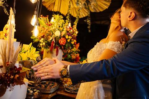 As melhores ideias e inspirações criativas de fotos de casamento dos noivos na recepção no espaço Carpe Diem'