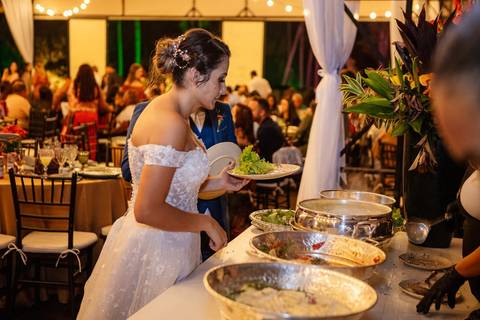 As melhores ideias e inspirações criativas de fotos de casamento dos noivos na recepção no espaço Carpe Diem'