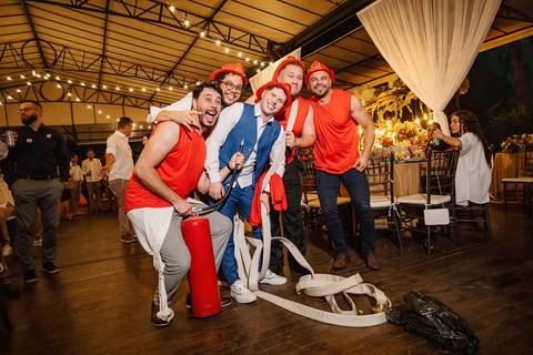 As melhores ideias e inspirações criativas de fotos de casamento dos noivos na recepção no espaço Carpe Diem'