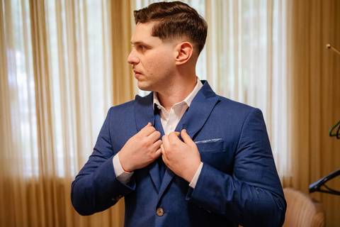 As melhores ideias e inspirações criativas de fotos de casamento do making of do noivo no espaço Carpe Diem'