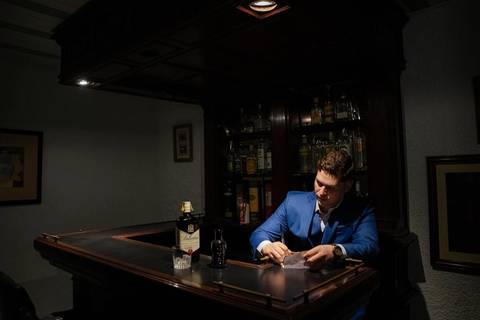 As melhores ideias e inspirações criativas de fotos de casamento do making of do noivo no espaço Carpe Diem'