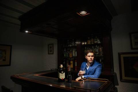 As melhores ideias e inspirações criativas de fotos de casamento do making of do noivo no espaço Carpe Diem'