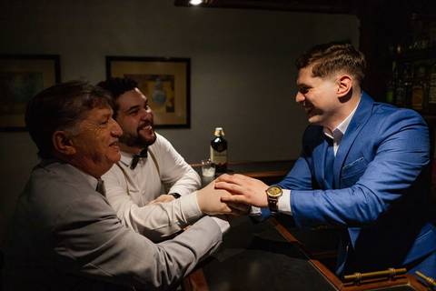 As melhores ideias e inspirações criativas de fotos de casamento do making of do noivo no espaço Carpe Diem'