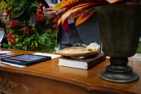 As melhores ideias e inspirações criativas de fotos de casamento dos noivos na cerimônia no espaço Carpe Diem'