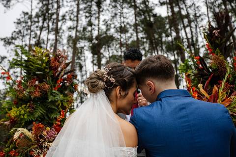 As melhores ideias e inspirações criativas de fotos de casamento dos noivos na cerimônia no espaço Carpe Diem'