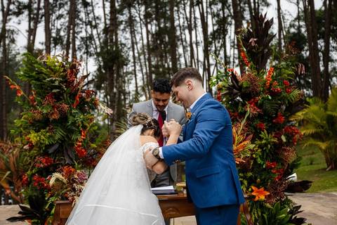 As melhores ideias e inspirações criativas de fotos de casamento dos noivos na cerimônia no espaço Carpe Diem'