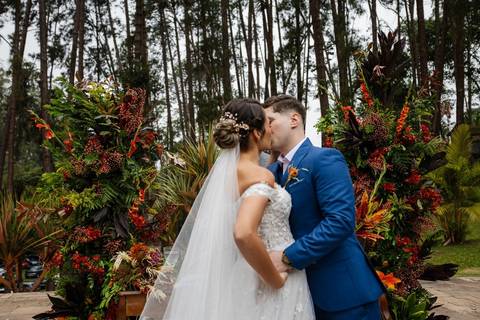 As melhores ideias e inspirações criativas de fotos de casamento dos noivos na cerimônia no espaço Carpe Diem'