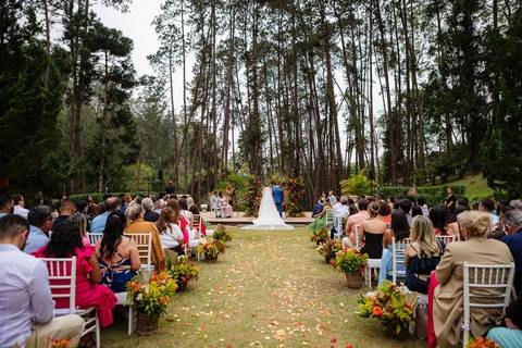 As melhores ideias e inspirações criativas de fotos de casamento dos noivos na cerimônia no espaço Carpe Diem'