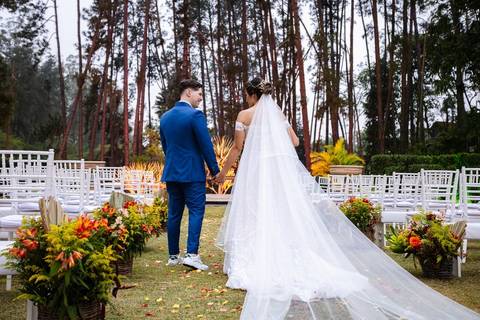 As melhores ideias e inspirações criativas de fotos de casamento dos noivos na cerimônia no espaço Carpe Diem'