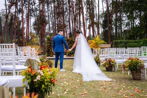 As melhores ideias e inspirações criativas de fotos de casamento dos noivos na cerimônia no espaço Carpe Diem'