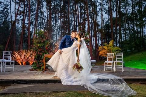 As melhores ideias e inspirações criativas de fotos de casamento dos noivos na cerimônia no espaço Carpe Diem'