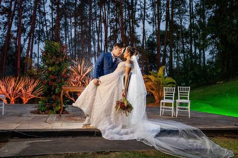 As melhores ideias e inspirações criativas de fotos de casamento dos noivos na cerimônia no espaço Carpe Diem'